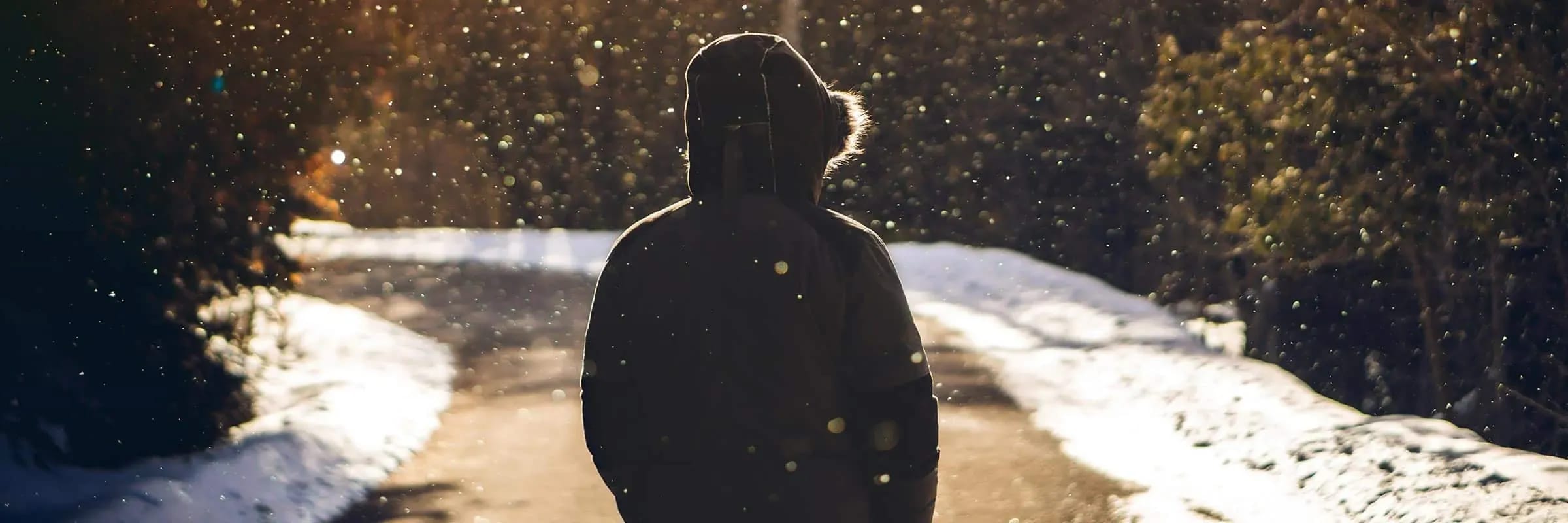 Duvet VS synthétique: bien choisir son manteau urbain