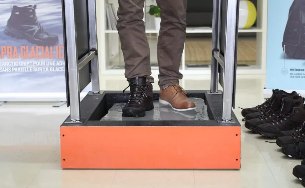 Avec les semelles Vibram Arctic Grip ™, vous ne glisserez jamais sur la glace